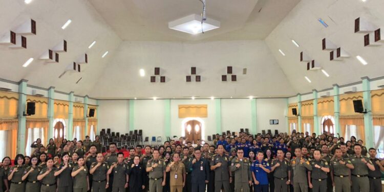 FOTO : SATPOL PP GUMAS/MATA KALTENG - Ratusan anggota Satpol PP dan Damkar berfoto bersama di kegiatan peningkatan kapasitas di GPU Damang Batu, Senin, 23 Juni 2025.
