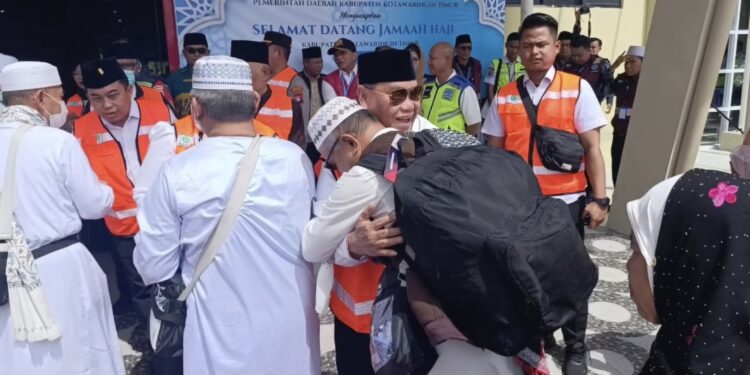 Foto: IST/MATA KALTENG - Bupati Kotim saat sambut kedatangan Jemaah Haji Kab. Kotim1446 H di Bandara H. Asan Sampit Jl. Samekto Baamang Hulu, Rabu 25 Juni 2025.