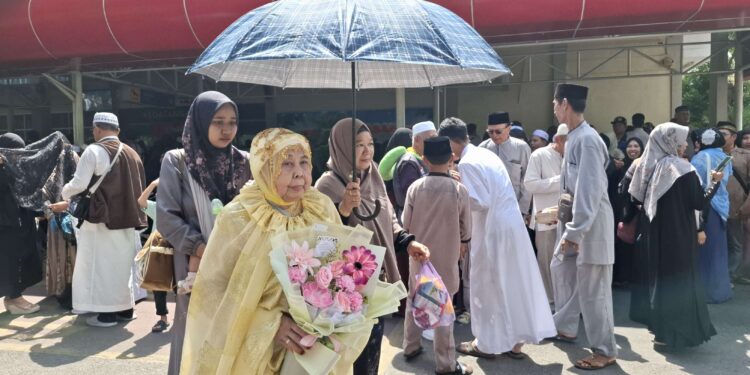 Foto: DIAN/MATA KALTENG - Kedatangan Jemaah Haji Kab. Kotim1446 H di Bandara H. Asan Sampit Jl. Samekto Baamang Hulu, Rabu 25 Juni 2025.