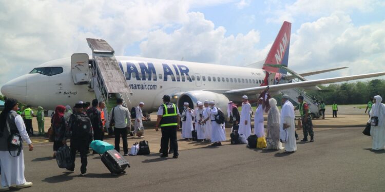 Foto:IST/MATA KALTENG - Kedatangan Jemaah Haji Kab. Kotim 1446 H di Bandara H. Asan Sampit Jl. Samekto Baamang Hulu, Rabu 25 Juni 2025.