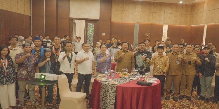 FOTO: IST/MATAKALTENG - Foto Bersama kegiatan Forum Group Discussion, bertema “HMI Sebagai Pelopor Transformasi Ekonomi Pemuda: Inovasi, Kolaborasi, dan Keamanan Menuju Indonesia Emas 2045” di Ballroom Swiss-Belhotel Palangka Raya, Selasa 24 Juni 2025.