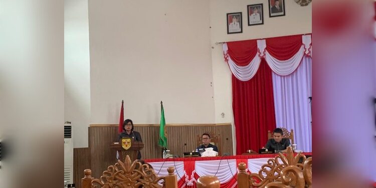 FOTO : DPRD GUMAS/MATA KALTENG - Juru Bicara Fraksi Partai PDIP DPRD Kabupaten Gumas Lelie menyampaikan pandangan umum fraksinya atas pidato pengantar bupati tentang Raperda Pertanggungjawaban Pelaksanaan APBD tahun 2024, di rapat paripurna ke-5 masa persidangan III tahun sidang 2025, Selasa, 24 Juni 2025.