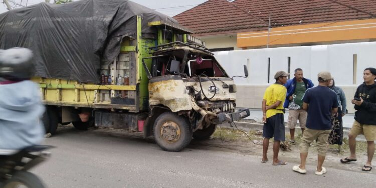 FOTO: IST/MATAKALTENG- Kondisi truk saat kecelakaan di lampu merah Jalan Cilik Riwut Sampit. Rabu, 25 Juni 2025 sore.