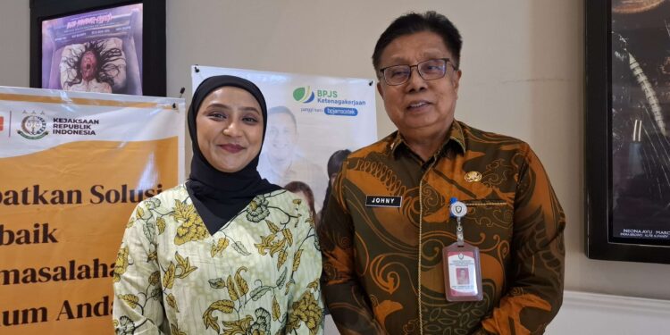 Foto:DIAN/MATA KALTENG - Kepala Bidang Kepesertaan BPJS Ketenagakerjaan Dewi Maharani bersama Kepala Dinas Tenaga Kerja dan Trasmigrasi Kotim Johny Tangkere.