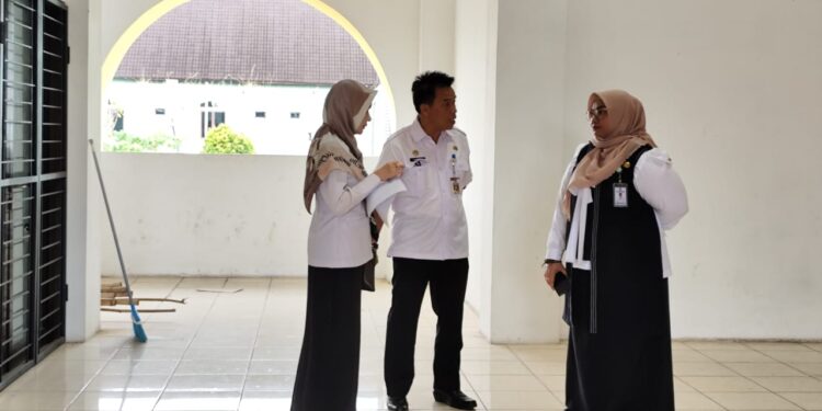 Foto:IST/MATA KALTENG - Wakil Bupati Kotim Irawati saat meninjau lokasi sekolah rakyat di Kabupaten Kotim yang berada di Islamic Center sebagai sekolah Perintis awal sebelum pembangunan sekolah rakyat, 25 Juni 2025.