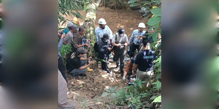 FOTO: MATAKALTENG - Pengambilan sampel air di area muara Singan.