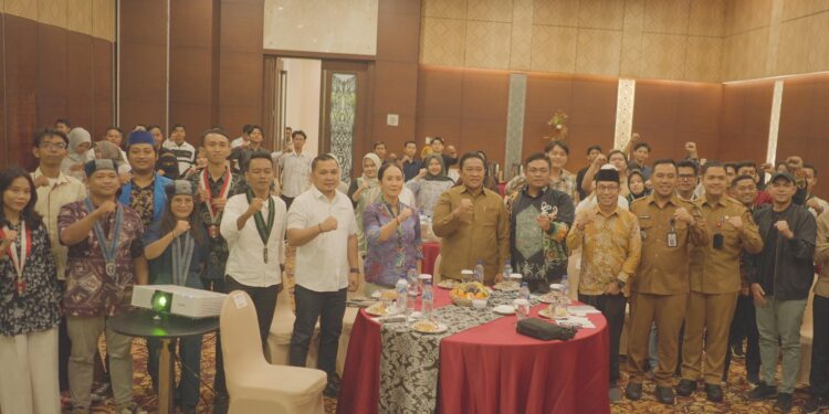 FOTO : IST/MATAKALTENG - Foto Bersama kegiatan Forum Group Discussion (FGD) bertema “HMI Sebagai Pelopor Transformasi Ekonomi Pemuda: Inovasi, Kolaborasi, dan Keamanan Menuju Indonesia Emas 2045” di Ballroom Swiss-Belhotel Palangka Raya, pada Selasa 24 Juni 2025.