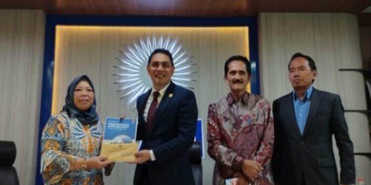 FOTO: DISHUB / Matakalteng - Bupati Kotawaringin Barat Hj Nurhidayah menyerahkan proposal usulan pembangunan bandara udara baru kepada anggota Komisi V DPR RI Muhammad Syauqie, di Jakarta, Selasa 24 Juni 2024.