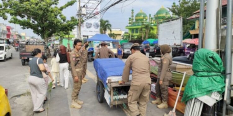 FOTO: Satpol PP/Matakalteng -
Gerobak yang ditinggalkan oleh pedagang di depan pasar Indra Sari digeser ke tempat yang tidak melanggar aturan oleh Satpol PP Kobar, Selasa 24 Juni 2025.