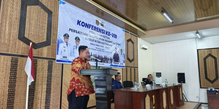 FOTO : MATAKALTENG - Bupati Katingan Saiful, saat membuka kegiatan konferensi di aula Dinas PUPR Katingan.