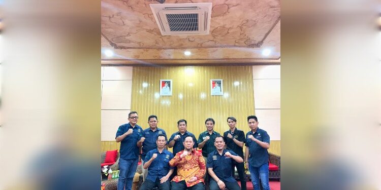 FOTO: MATAKALTENG - Pengurus PWI Katingan dan Pengurus PWI Kalteng saat silaturahmi dengan Bupati Katingan.