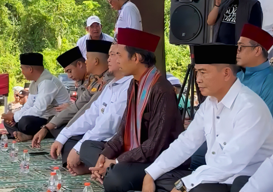 FOTO : MATAKALTENG - Wakil Ketua I DPRD Katingan Nanang Suriansyah, saat menghadiri Tablig Akbar bersama Ustad Abdul Somad, di Tumbang Samba.