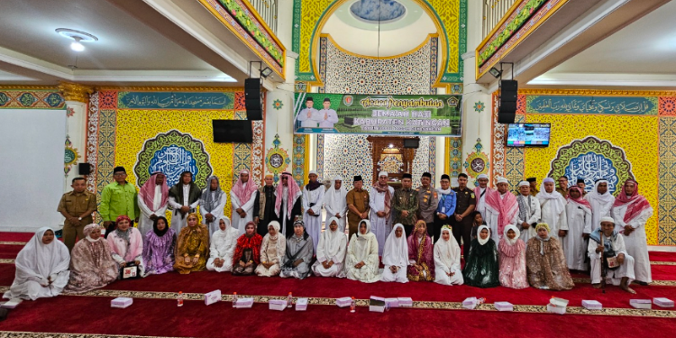 FOTO : MATAKALTENG - Wakil Bupati Katingan bersama 54 Jemaah Haji, dan Forkopimda foto bersama.