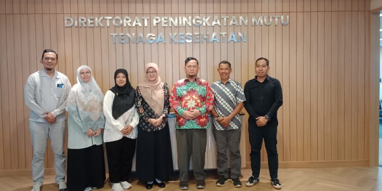 FOTO : MATAKALTENG - Saiful, didampingi Kadis Kesehatan, saat kunjungan kerjanya ke Direktorat Jenderal Tenaga Kesehatan.