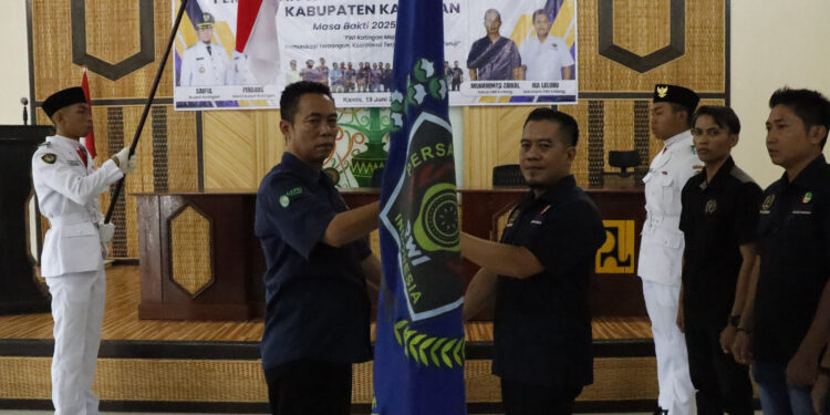 FOTO: MATAKALTENG - Ketua PWI Kalteng Muhammad Zainal, saat melantik Pengurus PWI Katingan Masa Bakti 2025-2028.