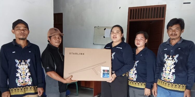FOTO : MATAKALTENG - Perangkat Desa saat menerima bantuan alat Starlink.