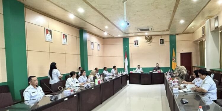 FOTO: MATAKALTENG - Bupati Katingan diwakilkan PJ Sekda Katingan saat pelaksanaan rapat, di ruang rapat Bupati Katingan.