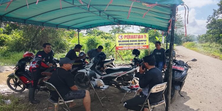 FOTO: IST/MATA KALTENG - Penjagaan lokasi Jalan Dewi Sartika yang kerap kali dijadikan tempat pembuangan sampah oleh oknum masyarakat di Kecamatan MB Ketapang.