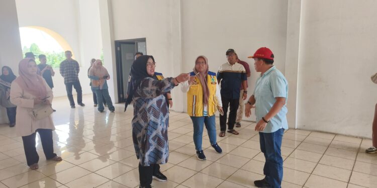 FOTO : IST/MATA KALTENG - Tim dari Kementerian Pekerjaan Umum dan Perumahan Rakyat (PUPR) perwakilan Kalimantan Tengah melakukan peninjauan langsung ke kawasan Islamic Center Sampit, Kabupaten Kotawaringin Timur (Kotim), Jumat 27 Juni 2025.