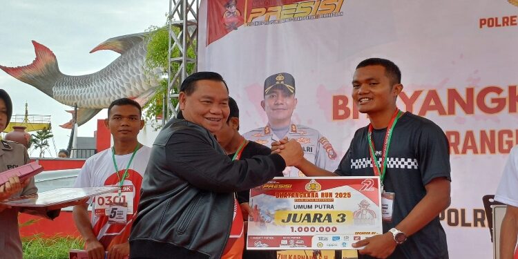 FOTO: IST/MATA KALTENG - Bupati Kotim Halikinnor saat serahkan hadiah dalam acara Bhayangkara RUN 2025 dalam rangka HUT Bhayangkara ke-79 di Icon Jelawat Sampit, Minggu 29 Juni 2025.