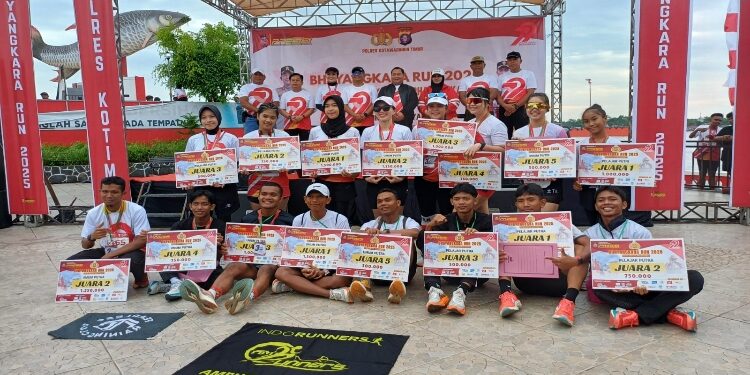 FOTO: IST/MATA KALTENG - Pembagian hadiah acara Bhayangkara RUN 2025 dalam rangka HUT Bhayangkara ke-79 di Icon Jelawat Sampit, Minggu 29 Juni 2025.