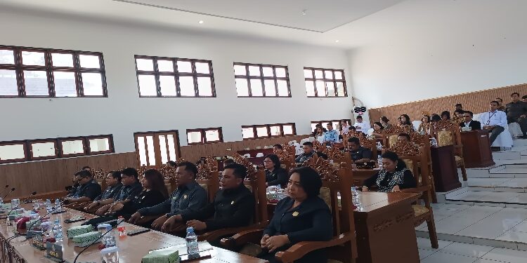FOTO : DPRD GUMAS/MATA KALTENG - Ketua Komisi III DPRD Kabupaten Gumas Iceu Purnamasari (ujung kanan) ketika menghadiri rapat paripurna DPRD setempat, pekan lalu.