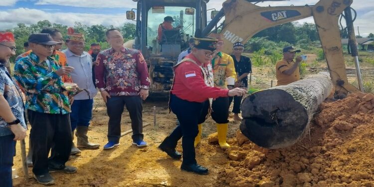 FOTO: IST/MATA KALTENG - Pemasangan tiang dari pohon ulin dengan diameter 70 centimener yang akan menjadi tiang rumah betang tersebut pada 28 Juni lalu disaksikan asisten I Setda Kotim, Rihel mewakili Bupati Kotim.