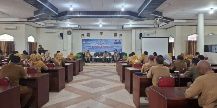 Foto:DIAN/MATA KALTENG - Pelepasan PNS menjelang Purna Tugas TMT 1 Juli dan 1 Agustus 2025 di Balai Diklat BKPSDM Kabupaten Kotim, 30 Juni 2025.