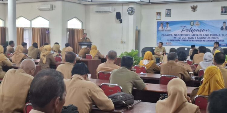 Foto: DIAN/MATA KALTENG - Pelepasan PNS menjelang Purna Tugas TMT 1 Juli dan 1 Agustus 2025 di Balai Diklat BKPSDM Kabupaten Kotim, 30 Juni 2025.
