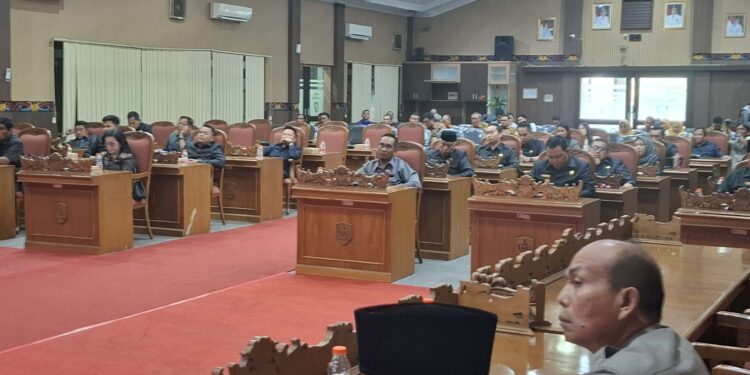 Foto: DIAN/MATA KALTENG - Rapat paripurna penyempaian Rancangan Akhir Ranperda RPJMD Tahun 2025-2029, 30 Juni 2025.