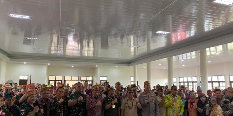 FOTO : IST/MATAKALTENG - Foto Bersama Gubernur Kalteng beserta unsur Forkopimda, Plt. Sekda Provinsi Kalteng Leonard S. Ampung, Kepala Perangkat Daerah Provinsi Kalteng, serta Ketua Umum GERDAYAK Indonesia.