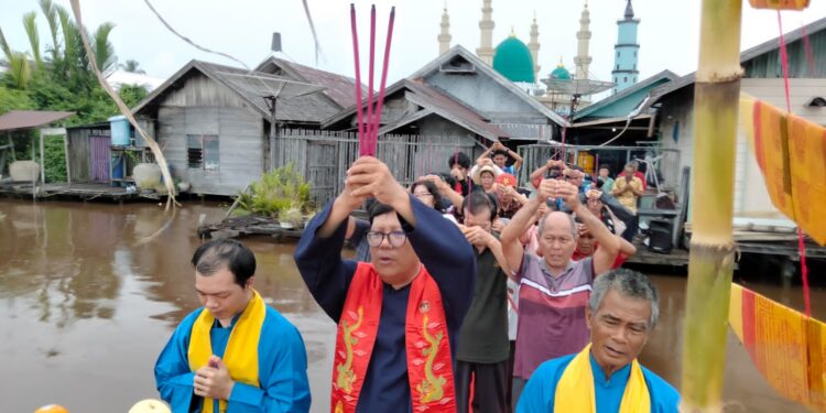 FOTO : IST/MATA KALTENG - Ibadah Sembahyang Besar Yue saat Duan Yang, Go Gwee Ce Go 2576 Kongzili. Diperingati oleh Segenap Umat Khonghucu MAKIN Sampit di Tepian Dermaga Sungai Mentaya di Samuda, 31 Mei 2025.