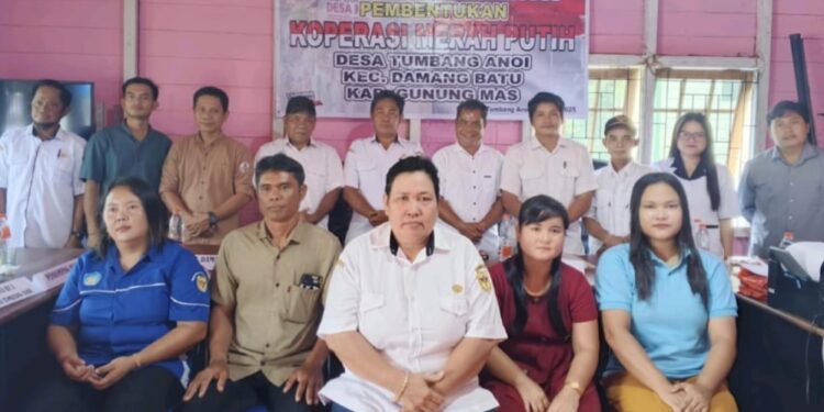 FOTO : SUDIRMAN/MATA KALTENG - Seluruh pihak terkait ketika berfoto bersama setelah pelaksanaan musyawarah khusus pembentukan koperasi desa merah putih, di Desa Tumbang Anoi, Kecamatan Damang Batu, Senin, 26 Mei 2025.
