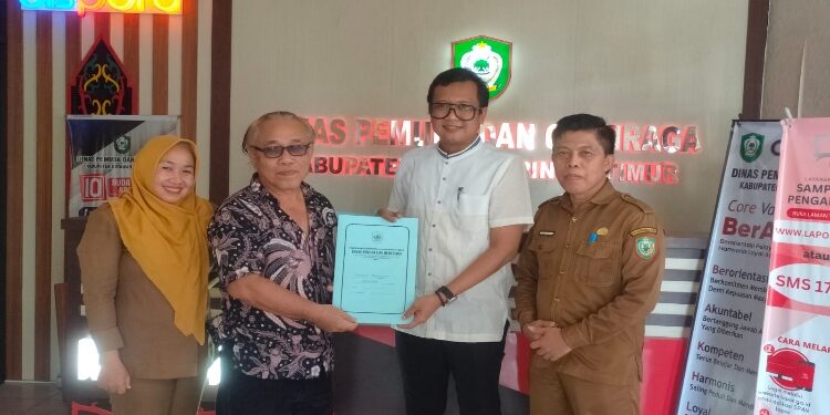 FOTO: IST/MATA KALTENG - Salah satu calon Andri Rizky Agustian telah mengambil formulir pendaftaran ketua KONI Kotim, Selasa 1 Juli 2025.