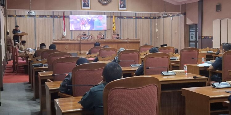 Foto: DIAN/MATA KALTENG - Penyampaian Pidato Pengantar DPRD tentang 1 buah Ranperda Inisiatif DPRD Kotim, 30 Juni 2025.