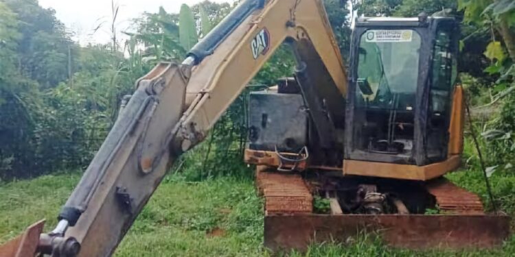 Foto:IST/MATA KALTENG - Salah satu alat berat bantuan gratis dari pemerintah daerah yang terbengkalai.