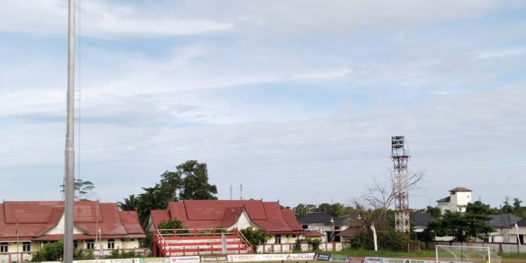 FOTO: AGUS/MATAKALTENG- Pertandingan Bhayangkara FC B (biru) vs Pemuda Terantang FC (abu) pada turnamen HNR Cup 1 di stadion 29 Nopember Sampit. Senin, 30 Juni 2025 sore.
