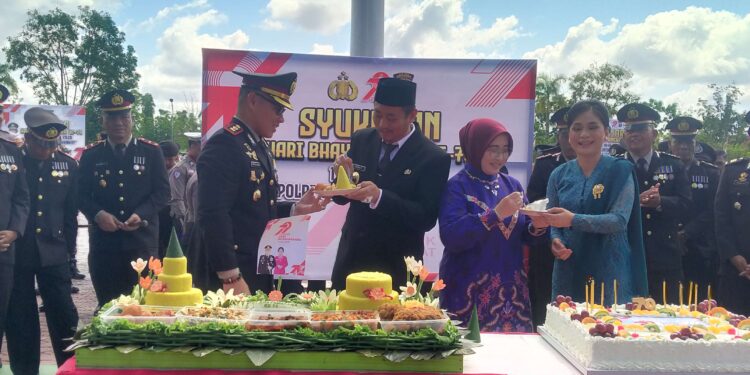 FOTO: MATAKALTENG - Bupati Sukamara Masduki memberikan suapan kepada Kapolres Sukamara AKBP Abdian Berkat Ndraha pada syukuran HUT Bhayangkara Ke-79, Selasa, 1 Juli 2025.