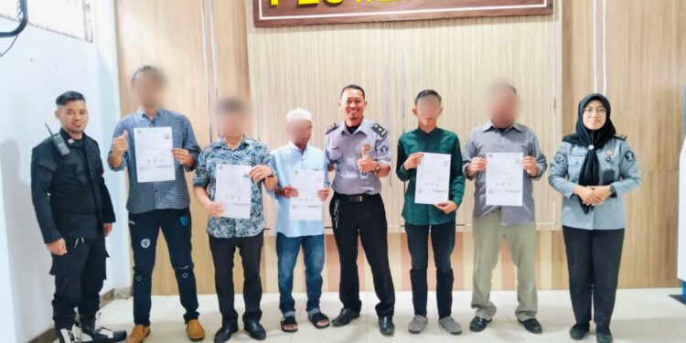FOTO: MATAKALTENG - Kasi Binadik Lapas Palangka Raya Purwantoko bersama lima narapidana yang menerima program bebas bersyarat.