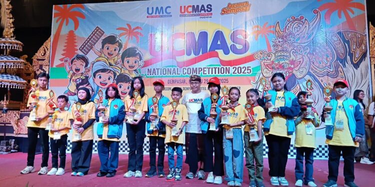 Foto: IST/MATA KALTENG - Penerimaan penghargaan peserta dari UCMAS Sampit dalam acara Olimpiade Aritmatika Sempoa Tingkat Nasional ke Denpasar Bali, 1 Juli 2025.