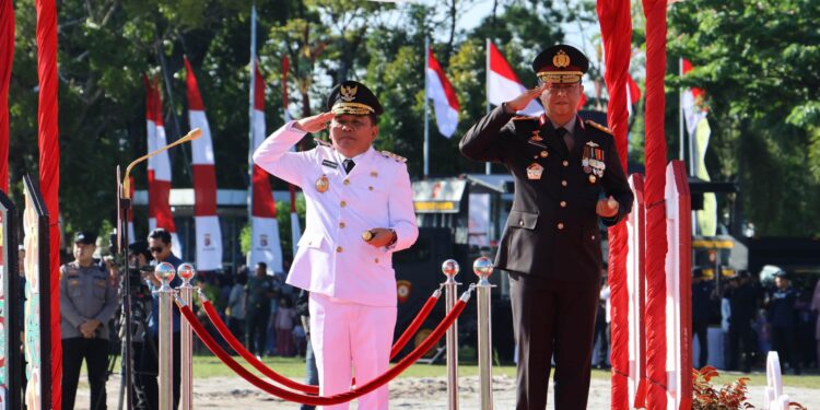 FOTO: MATAKALTENG - Kapolda Kalteng, Irjen Pol Iwan Kurniawa bersama Gubernur, H Agustiar Sabran, pada saat memimpin upacara hari Bhayangkara ke-79, di kantor Gubernur Kalteng.