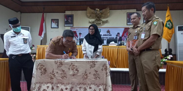 Foto: IST/MATA KALTENG - Serah terima jabatan Kepala BKAD Kotim, 1 Juli 2025.