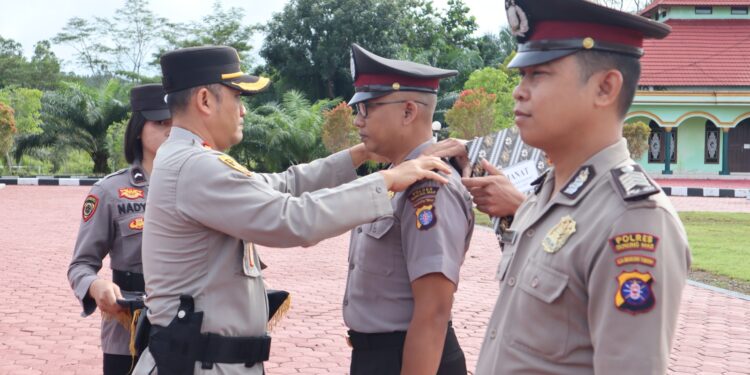 FOTO : HUMAS POLRES GUMAS/MATA KALTENG - Kapolres Gumas AKBP Heru Eko Wibowo menaikkan pangkat belasan personel, di halaman mapolres setempat, Senin, 30 Juni 2025.