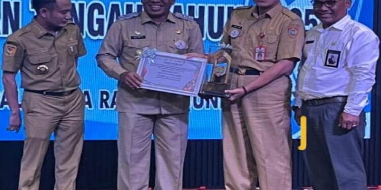 FOTO: IST/MATAKALTENG - Wakil Bupati Kobar Suyanto menerima penghargaan peringkat 1 kabupaten /Kotawaringin berkinerja baik pada Penilaian Kinerja Aksi Konvergensi Percepatan Penurunan Stunting, Senin 30 Juli 2025.