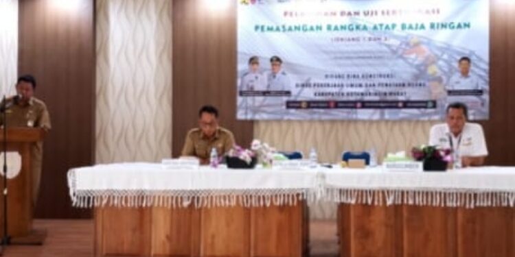 FOTO: IST/MATAKALTENG -
Sebanyak 25 orang mengikuti Pelatihan dan Uji Sertifikasi Tukang Pasang dan Mandor Pemasangan Rangka Atap Baja Ringan jenjang 1 dan 3 pada Selasa di Aula Infrastruktur Dinas PUPR Kobar, Selasa 1 Juli 2025.