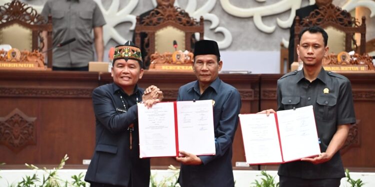FOTO: IST/MATAKALTENG - Gubernur dan DPRD Provinsi Kalteng menyepakati KUPA dan PPAS-P Perubahan APBD 2025 dalam Rapur ke 15 Masa Persidangan III Tahun Sidang 2025 di Ruang Rapat Paripurna DPRD Provinsi Kalteng.