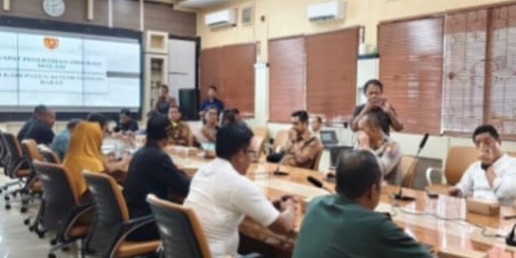 FOTO: IST/MATAKALTENG -
Pemkab Kobar menggelar Rapat Koordinasi (Rakor) membahas penutupan tempat hiburan malam di ruang rapat Setda Kobar, Senin 30 Juni 2025.
