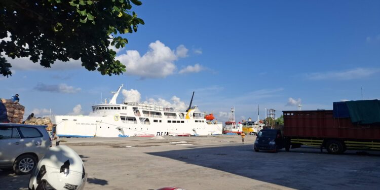 Foto:DIAN/MATA KALTENG - Kegiatan di pelabuhan Sampit.