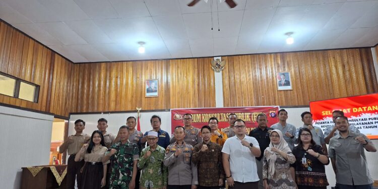 FOTO : HUMAS POLRES GUMAS/MATA KALTENG - Wakapolres Gumas Kompol Indras Purwoko didampingi pejabat utama polres ketika berfoto bersama dengan para peserta forum komunikasi publik reviu standar pelayanan publik tahun 2025, Kamis, 3 Juli 2025.
