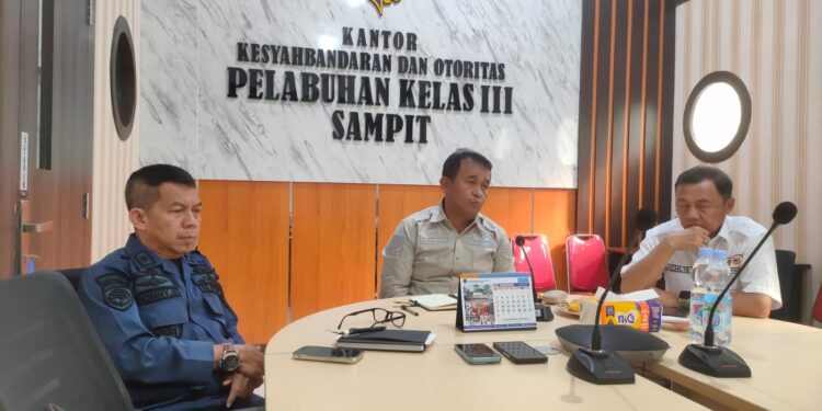 Foto:DIAN/MATA KALTENG - Kepala KSOP Kelas III Sampit Hotman Siagian (tengah).